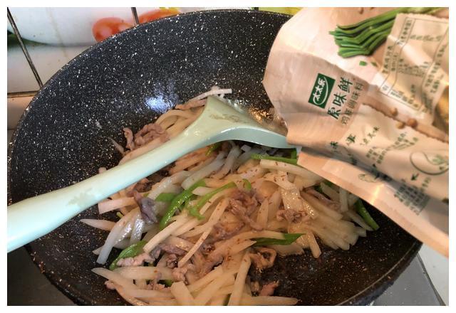 这地瓜外形像个特大号蒜头，口感却清甜脆嫩，夏天吃还能清热解暑