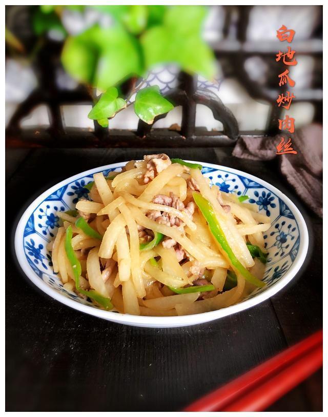 这地瓜外形像个特大号蒜头，口感却清甜脆嫩，夏天吃还能清热解暑