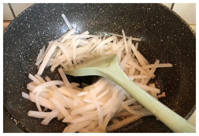 这地瓜外形像个特大号蒜头，口感却清甜脆嫩，夏天吃还能清热解暑