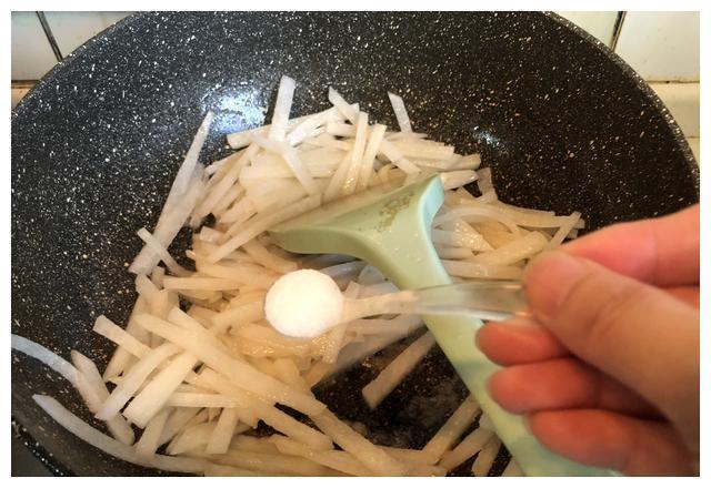这地瓜外形像个特大号蒜头，口感却清甜脆嫩，夏天吃还能清热解暑