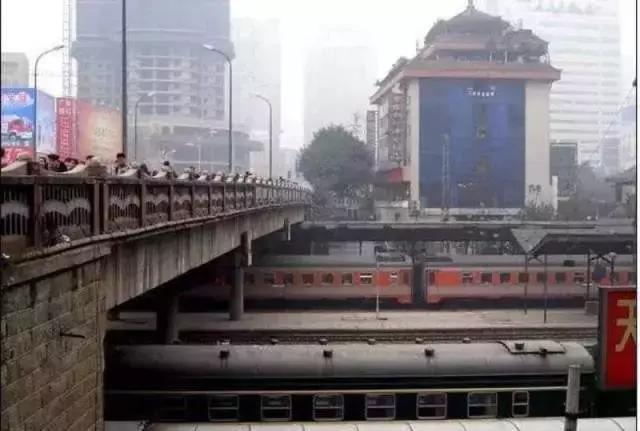 沙坪坝车站简史：原名“重庆北站”，曾是沙坪坝区的标志性建筑物