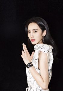​刚出道，半个娱乐圈都为她撑腰 到底什么背景?
