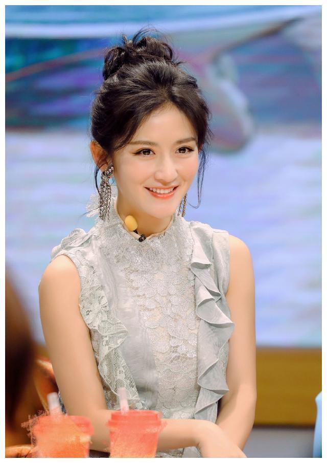沈梦辰这次美的让人服了，但她的“鼻孔”比尔康还抢镜