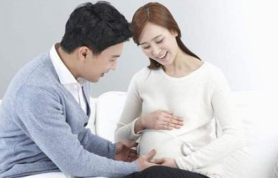 ​孕妈生完娃，男医生又把手伸进下身，丈夫看到大怒：还想占便宜