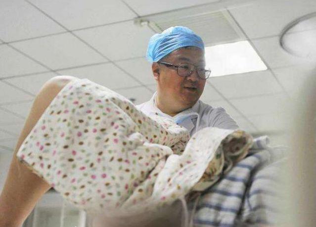 孕妈生完娃，男医生又把手伸进下身，丈夫看到大怒：还想占便宜