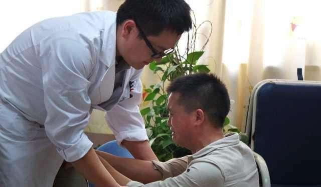 孕妈生完娃，男医生又把手伸进下身，丈夫看到大怒：还想占便宜