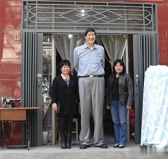 高！实在是高！这12位巨人身高都超过2.2米，姚明只排倒数第三