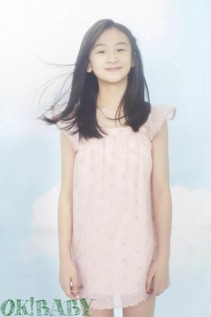 森碟新写真初现少女感, 网友: 全家共用一张脸!