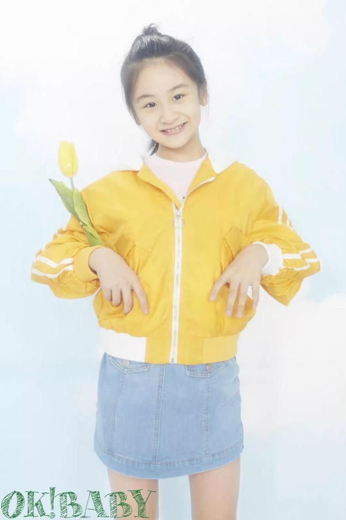 森碟新写真初现少女感, 网友: 全家共用一张脸!