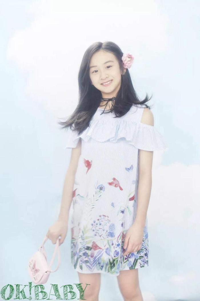 森碟新写真初现少女感, 网友: 全家共用一张脸!