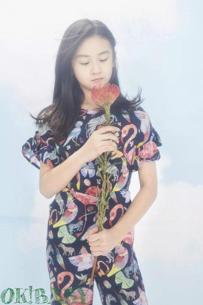 森碟新写真初现少女感, 网友: 全家共用一张脸!