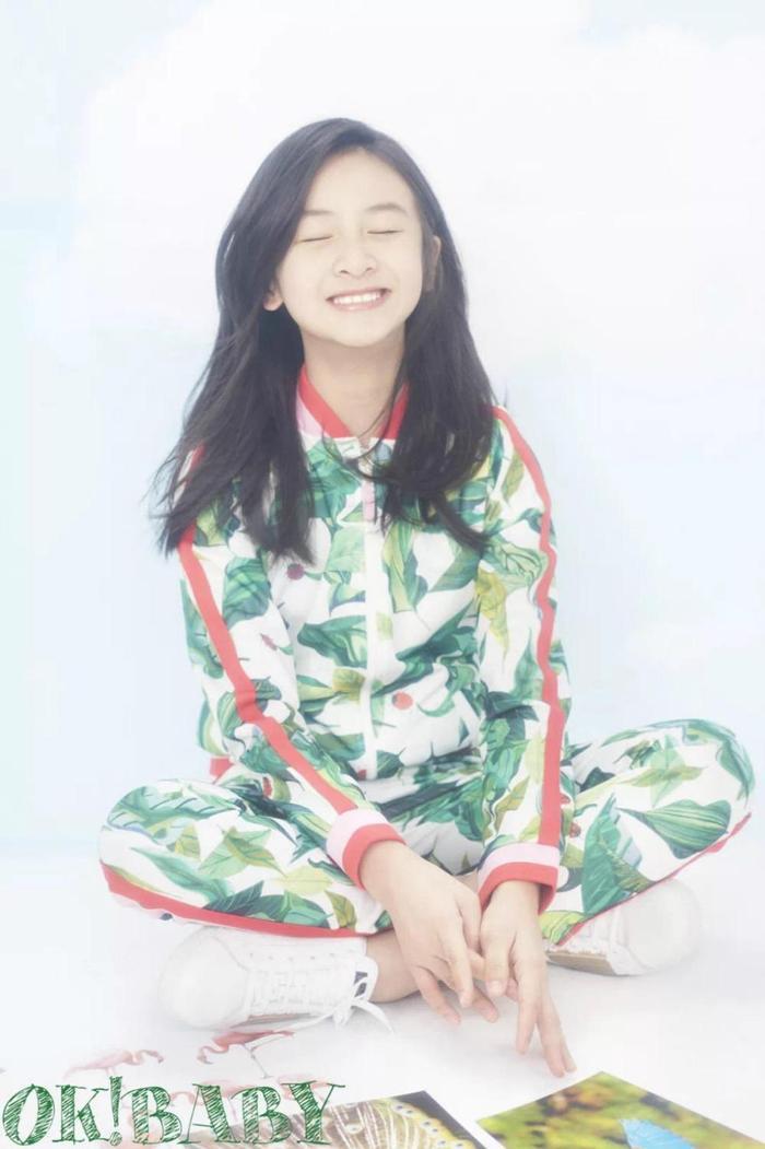 森碟新写真初现少女感, 网友: 全家共用一张脸!
