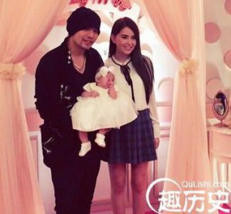 ​周杰伦女儿长高了，完全遗传妈妈昆凌的大长腿