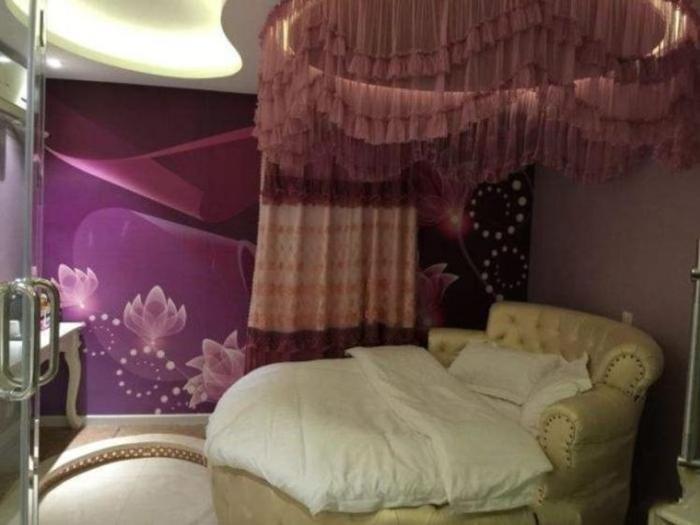 酒店情侣房有一种“水床”，里面装的是水吗？看完涨知识了