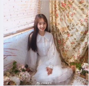 ​网友扒出疑似该女生的微博“鹿依luna”，名为秦牛正威