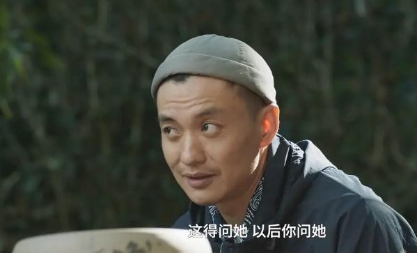 周一围颜值崩了？上节目回应夫妻感情，翻白眼皱眉简直太像宋小宝