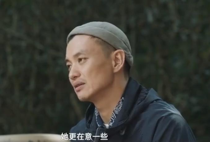 周一围颜值崩了？上节目回应夫妻感情，翻白眼皱眉简直太像宋小宝