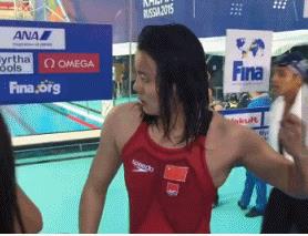差距！傅园慧因泳衣问题被嫌胸小，陆滢却因一张合照被赞乳神！