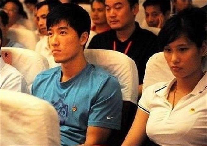 差距！傅园慧因泳衣问题被嫌胸小，陆滢却因一张合照被赞乳神！