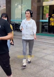 ​太后专业户刘雪华露面 身材苗条妆容精致