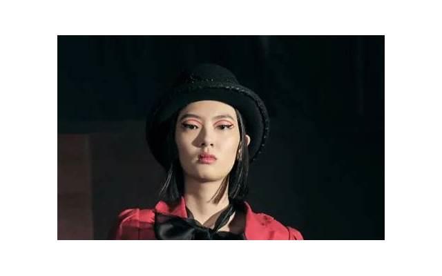 我是女人，女同事一直表现和主管关系很暧昧，她究竟是什么目的？