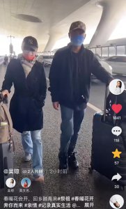 ​61岁吴琼带帅老公回乡祭祖，两人差太多被错认母子，和养女显生分