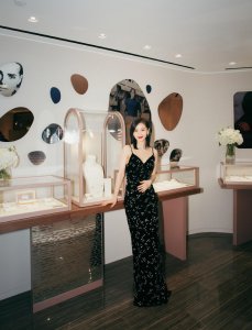 ​29岁演“曲筱绡”迅速蹿红，穿星空吊带裙，露美背优雅迷人