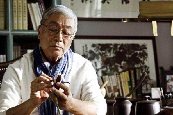 最经典的黄老邪，演技好被称戏霸，80岁却被谢贤当众扇耳光