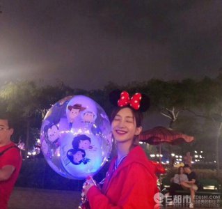 ​网友迪士尼偶遇江疏影 带父母尽孝心