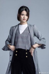 ​微笑现身为苏小妍庆生，网友：若风、SKY赶紧撮合撮合