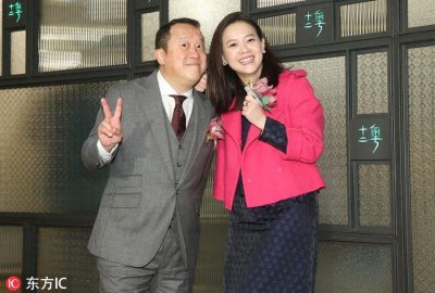 ​曾志伟车祸后首度亮相活力四射，46岁曾宝仪踩恨天高甜蜜依偎他