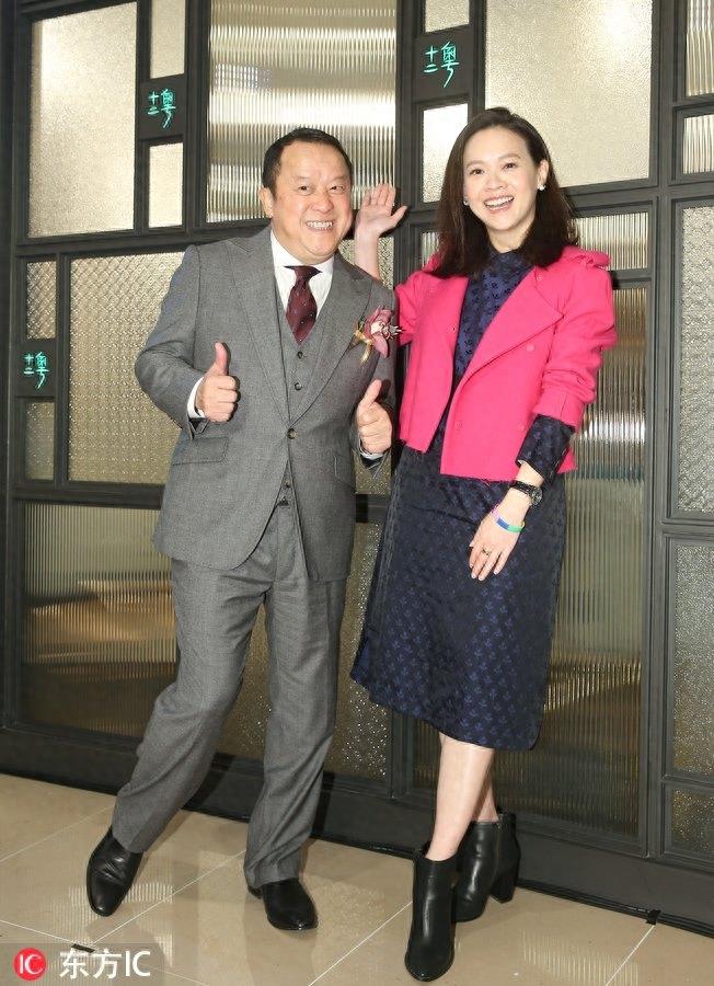 曾志伟车祸后首度亮相活力四射，46岁曾宝仪踩恨天高甜蜜依偎他