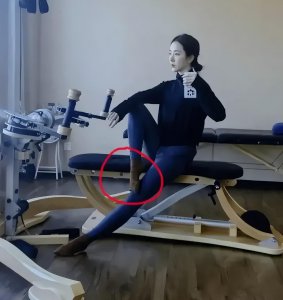 ​央视李思思穿两千块的袜子惹争议，网友：比起袜子，pose摆得难看