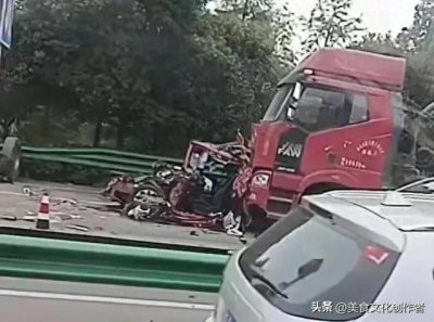 ​3人当场死亡1人重伤，安徽发生特大车祸，轿车严重变形，惨不忍睹