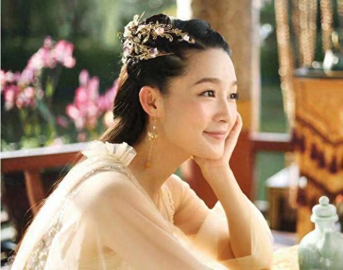 李沁终于回应与邓伦的恋情，听到她这样回答，网友这下可放心了