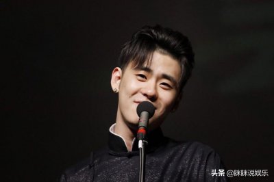 ​14年前，张云雷第一次退出德云社，演出服看出他对舞台的热爱