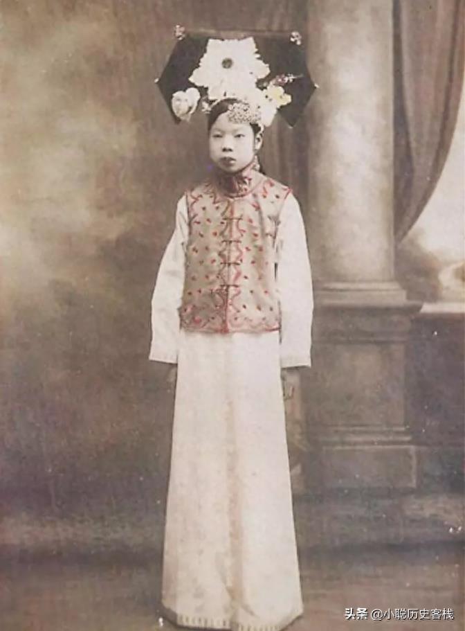 末代皇妃文绣照片，虽不漂亮，却是历史上唯一敢和皇帝离婚的女人