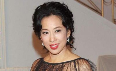 ​罗康瑞抛弃前妻，娶朱玲玲，为什么原配不争不抢，赢得百亿家产？