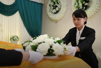 ​为何给逝者烧的纸人不能画眼睛？传承千年的习俗，不单单是迷信