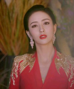 ​这次佟丽娅真美翻了！春晚三套礼服喜庆惊艳，陈思诚真是捡到宝了