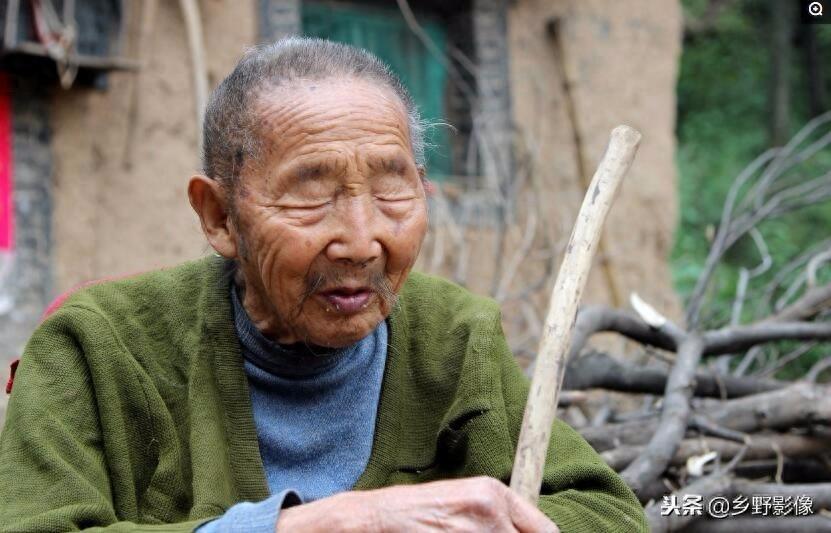94岁老汉，六十岁娶妻“老来得子”传宗接代，开荒种地一生未出山
