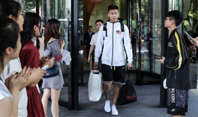​中国男篮返京，赵睿穿美国队外套上热搜，本人道歉：需要努力成熟