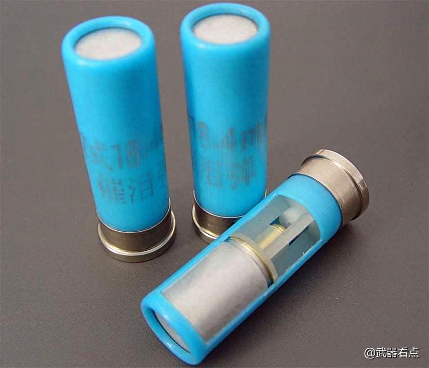 国产97式霰弹枪配有多种弹药，还能发射布袋弹