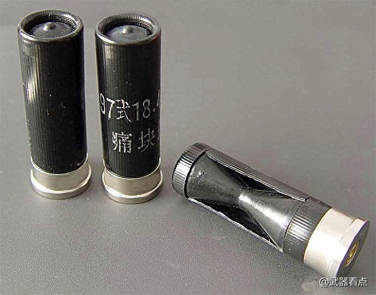国产97式霰弹枪配有多种弹药，还能发射布袋弹