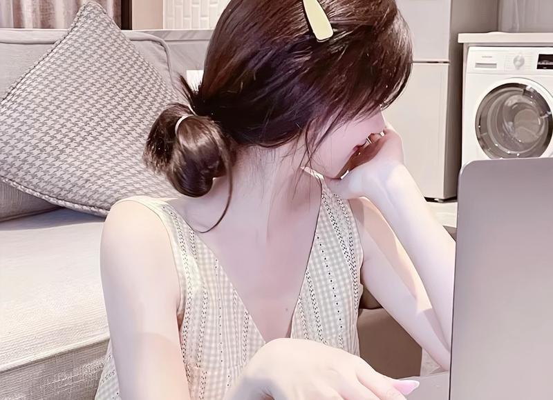 女生说她和闺蜜在一起，问我去不去该怎么回？