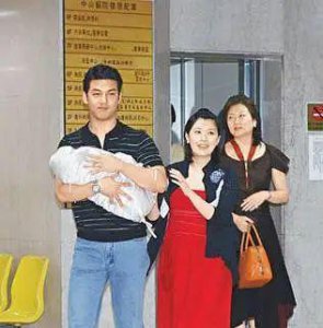​贾静雯和家暴前夫孙志浩微笑合照，修杰楷就在一旁，为了女儿狗血往事都翻篇了