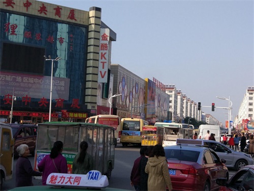 山西大同有个“棚户区”，这里有中国最牛的车……