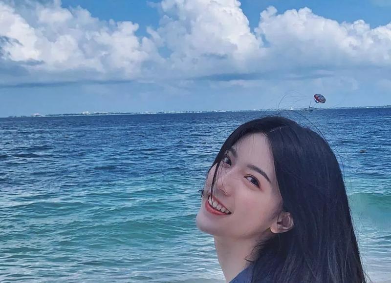 李咏的女儿微博（李咏17岁女儿晒自拍）