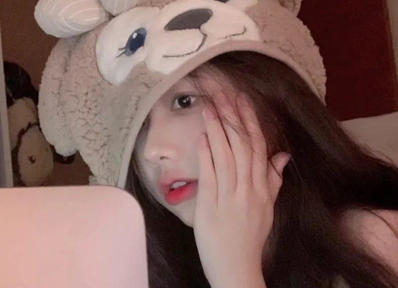 不拘言笑的意思 整天不拘言笑是什么意思