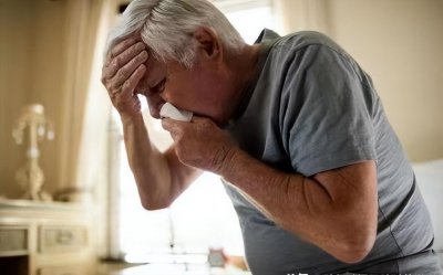 ​痰是肺部健康的“对照表”？“红黄绿灰白”5种痰，分别有啥含义